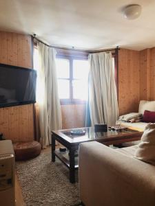 sala de estar con sofá y mesa de centro en SuperB Apartment Sierra Nevada, en Sierra Nevada