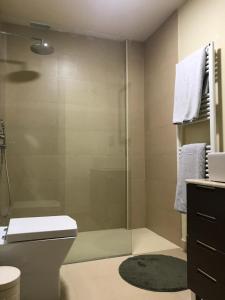 een badkamer met een toilet en een glazen douche bij SuperB Apartment Sierra Nevada in Sierra Nevada
