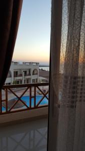 balkon z widokiem na basen w obiekcie Half Moon - Sunny Dahab resort w mieście Dahab