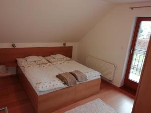 1 dormitorio con 1 cama con 2 almohadas en Privát Kompišovci, en Liptovský Ján