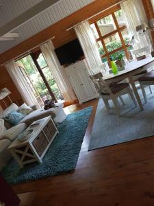 TV a/nebo společenská místnost v ubytování Charme chalet