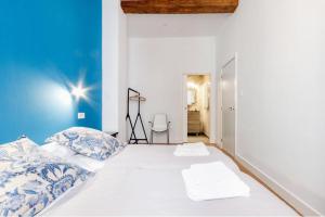 ビルバオにあるMartzana Kaleaのベッドルーム1室(青い壁の白いベッド1台付)
