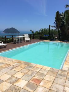 einen großen Pool mit Meerblick in der Unterkunft Casa praia vista mar ttg in Toque Toque Grande