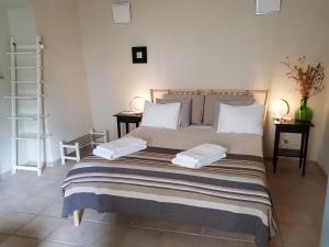 1 dormitorio con 1 cama grande y 2 mesitas de noche en Faro Town House en Faro