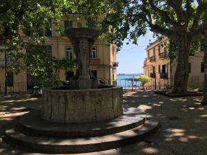 サレルノにあるTana del Papaの通りの中間の噴水