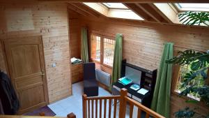 uma vista interior de uma cabina de madeira com uma televisão em Gîtes Le Panorama em Collonges-sous-Salève