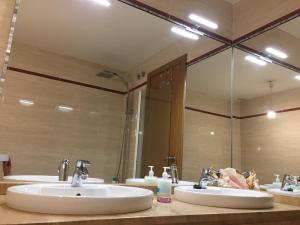 un bagno con due lavandini e un grande specchio di Sevilla Aljarafe Room a Bormujos