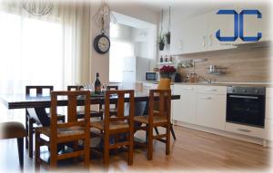 uma cozinha e sala de jantar com mesa e cadeiras em Country Apartment by JC no Porto