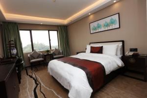 Postel nebo postele na pokoji v ubytování Guangdong Hotel-Free Shuttle & Registration Counter Service during Canton Fair