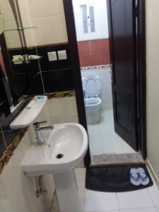Kúpeľňa v ubytovaní فندق اوقات الراحة للوحدات السكنيه