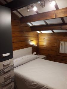 Katil atau katil-katil dalam bilik di Cañon del río Lobos-La cabaña de Ton