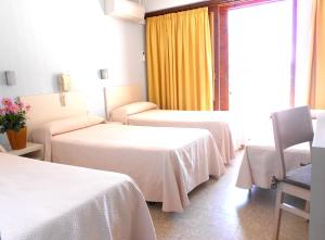 Postel nebo postele na pokoji v ubytování Hotel Tramontana