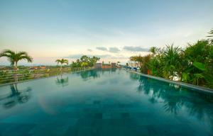 Bazén v ubytování de Vins Sky Hotel Seminyak nebo v jeho okolí