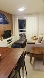 sala de estar con sofá y mesa en LINDO APARTAMENTO NOS INGLESES, en Florianópolis