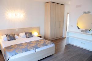 Posteľ alebo postele v izbe v ubytovaní Paradis Apartments