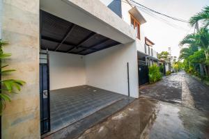 una entrada a un edificio con una puerta abierta en Clover Villa Sanur, en Sanur