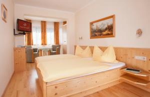 a bedroom with a large bed in a room at ApartHotel Holzerhof in Schladming