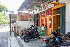 日惹的住宿－魯瑪班加坦旅館，停在大楼外的一组摩托车