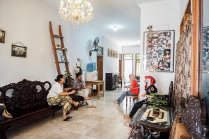 a group of people sitting in a living room at Rumah Panjaitan in Yogyakarta