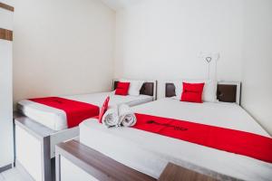 Ένα ή περισσότερα κρεβάτια σε δωμάτιο στο RedDoorz Plus near Semanggi