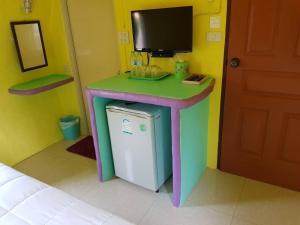 TV a/nebo společenská místnost v ubytování Baankonmai Resort สวนผึ้ง
