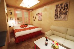 une chambre d'hôtel avec un lit et un canapé dans l'établissement Alohain Yonago, à Yonago