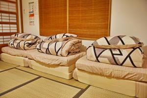 Llit o llits en una habitació de Kyoto Machiya Saikyo-Inn
