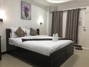 a bedroom with a large bed with white sheets and pillows at Jasmine Vangvieng Hotel in Vang Vieng