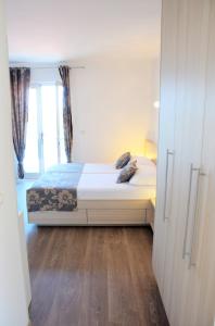 Posteľ alebo postele v izbe v ubytovaní Paradis Apartments