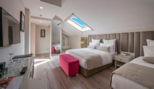Кровать или кровати в номере Le Petit Palace Hotel - Special Category