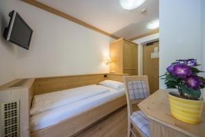 A bed or beds in a room at Garni Miriam