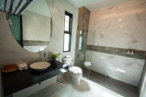 ein Badezimmer mit Waschbecken, Toilette und Badewanne in der Unterkunft Good Night Pool Villa Phuket - SHA Plus in Phuket