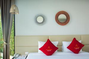 Ein Bett oder Betten in einem Zimmer der Unterkunft Good Night Pool Villa Phuket - SHA Plus