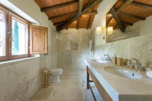 Kúpeľňa v ubytovaní 3bdrm luxury Apartment in Tuscan Villa,Private Estate, shared Swimmingpool + 12 fotografií