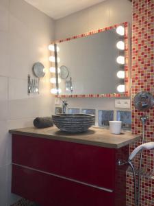 een badkamer met een wastafel en een spiegel bij La Grange Auguste avec Sauna Jacuzzi in Vénosc