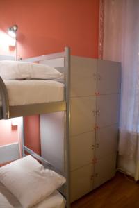 Pokój z łóżkiem piętrowym i szafą w obiekcie Хостел и Апартаменты Друзья w mieście Dniepr