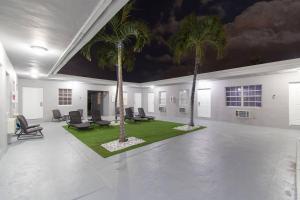Garður fyrir utan Stylish 1BR Walk to the Beach 1