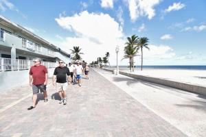 Gestir sem dvelja á Stylish 1BR Walk to the Beach 1