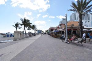 Gestir sem dvelja á Stylish 1BR Walk to the Beach 1