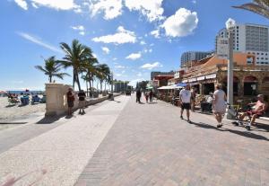 Gestir sem dvelja á Stylish 1BR Walk to the Beach 1