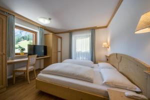 A bed or beds in a room at Garni Miriam