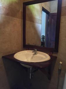 La salle de bains est pourvue d'un lavabo et d'un miroir. dans l'établissement Villa Sayada, à Luang Prabang