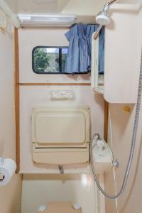 Kamar mandi di Breede River Houseboat Hire