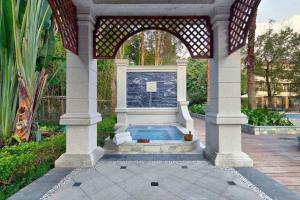 المسبح في Good View Hotel Tangxia - 15 mins drive from Dongguan South Railway Station أو بالجوار