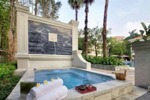 المسبح في Good View Hotel Tangxia - 15 mins drive from Dongguan South Railway Station أو بالجوار