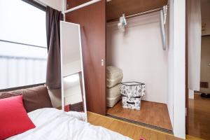 een slaapkamer met een bed en een schuifdeur bij Murata Corpo 305 in Tokyo