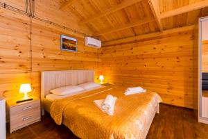 Ένα ή περισσότερα κρεβάτια σε δωμάτιο στο Letnjaya Skazka