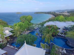 una vista aérea del complejo y del océano en Andaman Cannacia Resort & Spa - SHA Extra Plus, en Kata Beach