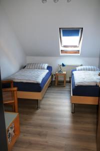 a room with two beds and a window at Ferienwohnung Hohenholte in Havixbeck