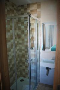 W łazience znajduje się prysznic i umywalka. w obiekcie TJ Boutique w mieście Marsaskala